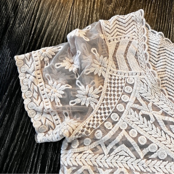 Elegant Cream Lace Top - Picture 2 of 6